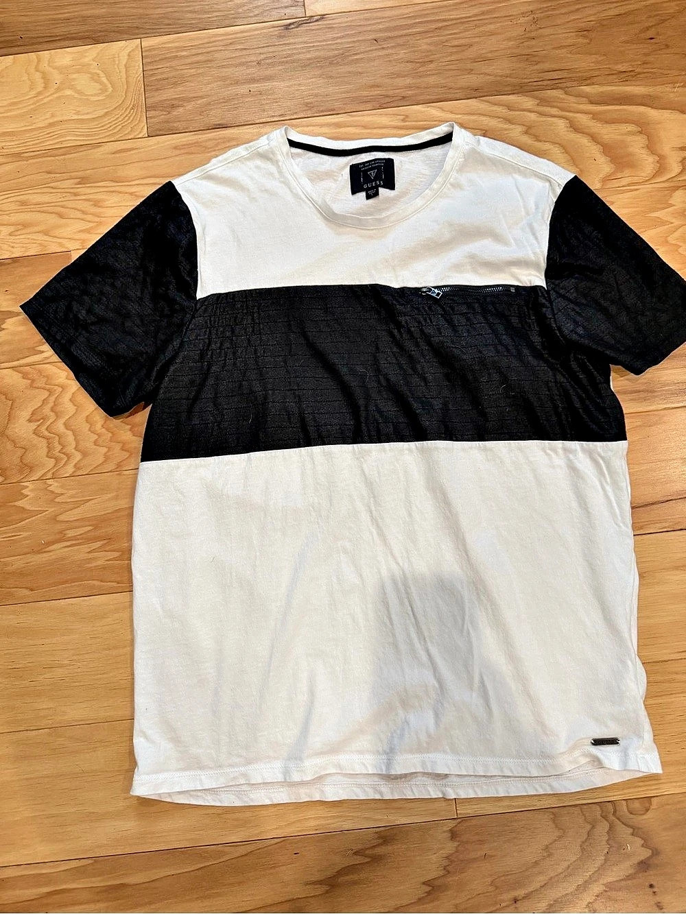 GUESS Color Block Short Sleeve Tee in White & Black Size Large